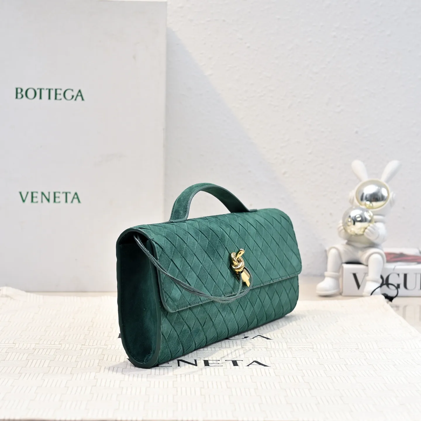 Batch 1360 #Bv Clutch long clutch bag equipped with handles, the design of the clutch bag reflects the exquisite and high-end taste ~ using exquisite craftsmanship intreccio woven suede, it can be held in the hand, carried by hand or under the arm. The metal knot embellishment exudes temperament and nobility ~ , equipped with a zipper compartment inside, it is a good companion for your daily life🧑‍❤️‍💋‍🧑, whether you are walking on the red carpet or attending a dinner, it will add a unique charm to you💞 Model: 1511 Size: 31x13x3